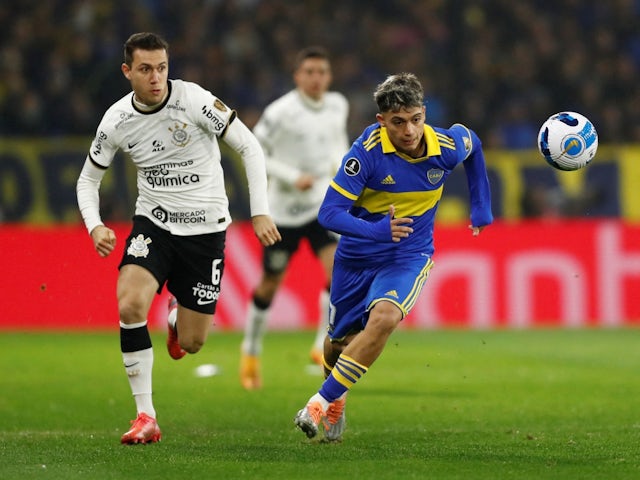 Boca Juniors' Exequiel Zeballos in action with Corinthians' Lucas Piton on July 5, 2022