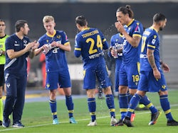 Hellas Verona coach Salvatore Bocchetti with players during the drinks break on November 10, 2022