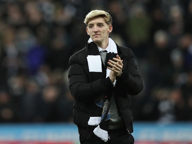 Newcastle United's Anthony Gordon applauds fans as he is unveiled before the match on January 31, 2023