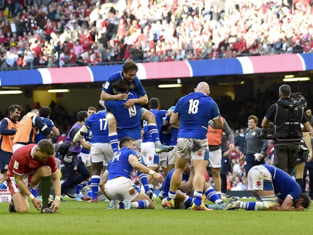 Italy celebrate after winning the match on March 19, 2022