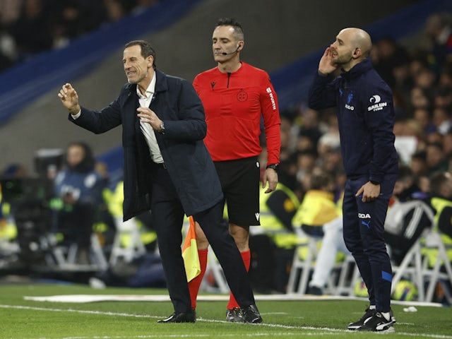 Valencia coach Voro Gonzalez during the match on February 1, 2023