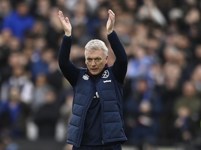 West Ham United manager David Moyes applauds fans after the match on February 11, 2023