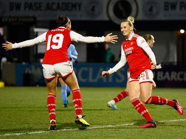 Stina Blackstenius celebra el gol del Arsenal Femenino el 8 de febrero de 2023