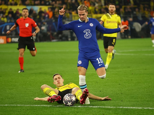 Borussia Dortmund's Nico Schlotterbeck in action with Chelsea's Mykhailo Mudryk on February 15, 2023