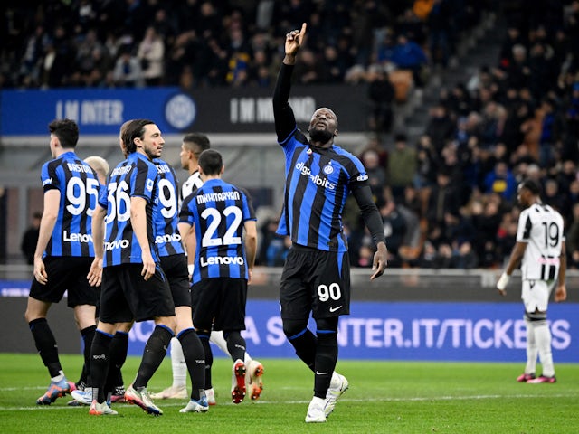Romelu Lukaku del Inter de Milán celebra marcar su primer gol el 18 de febrero de 2023