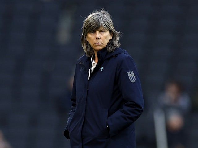 La entrenadora de Italia, Milena Bertolini, observa durante una sesión de entrenamiento previa al partido el 16 de febrero de 2023.
