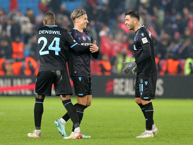 Trabzonsporlu Jens Stryger-Larsen, 16 Şubat 2023'teki maçın ardından Anastasios Bakasetas ve Stefano Dinswill ile kutlama yapıyor