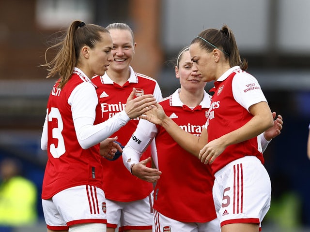Lia Walti, Katie McCabe, Kim Little y Frida Leonhardsen-Maanum de Arsenal Women antes del partido el 26 de febrero de 2023