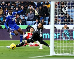 Arsenal edge past Leicester to go five points clear