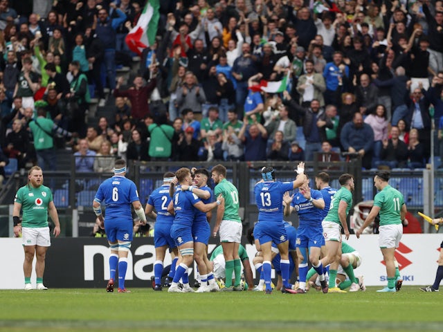 Italy's Stephen Varney celebrates scoring their first try against Ireland with Sebastian Negri, Giacomo Nicotera, Juan Ignacio Brex and teammates on February 25, 2023