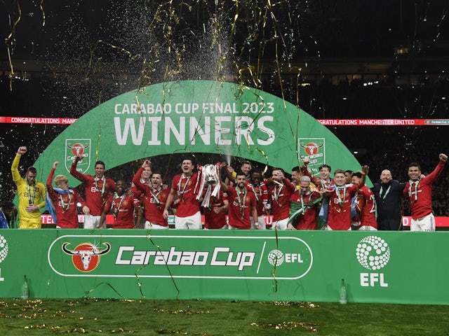 Manchester United players celebrate with the trophy after winning the Carabao Cup on February 26, 2023