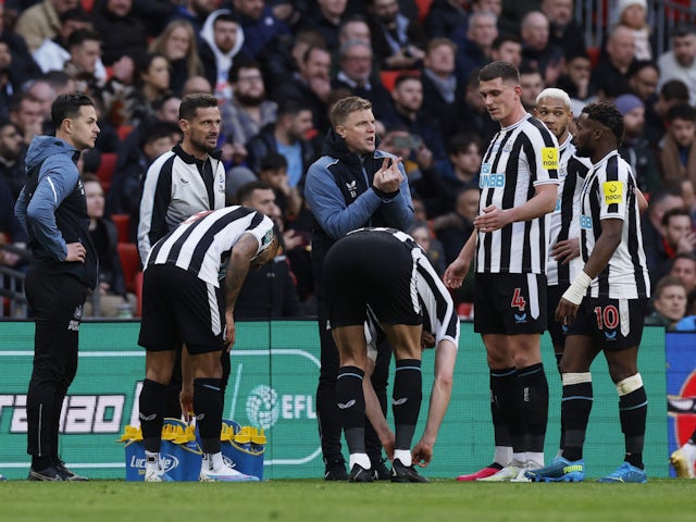 Newcastle United manager Eddie Howe gives instructions to Sven Botman, Joelinton and Allan Saint-Maximin on February 26, 2023