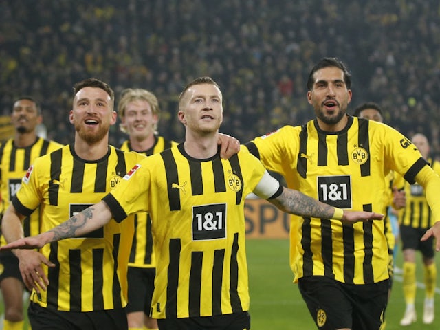 Record-chasing Reus helps fire Dortmund three points clear