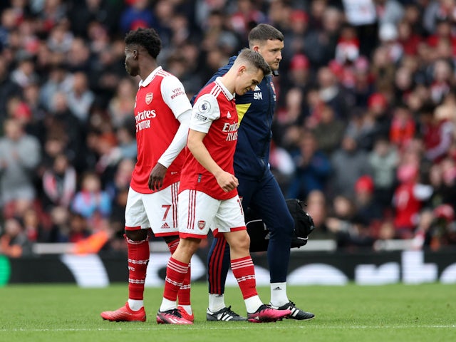 Arsenal's Leandro Trossard walks off the pitch to be substituted after sustaining an injury on March 4, 2023