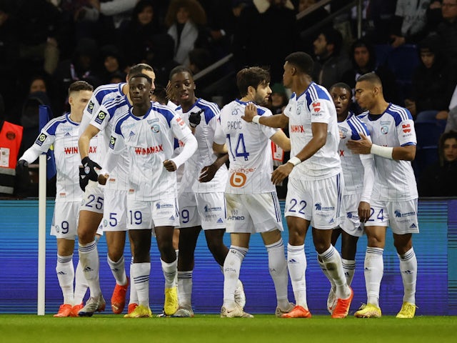 Los jugadores del Estrasburgo celebran su primer gol el 28 de diciembre de 2022