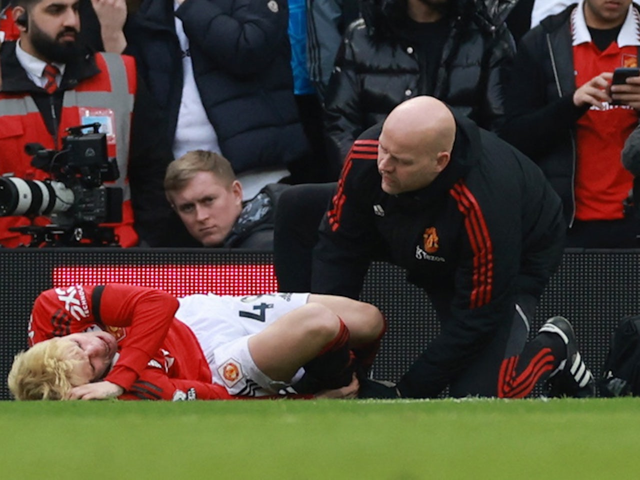 Manchester United winger Alejandro Garnacho gives pessimistic injury update