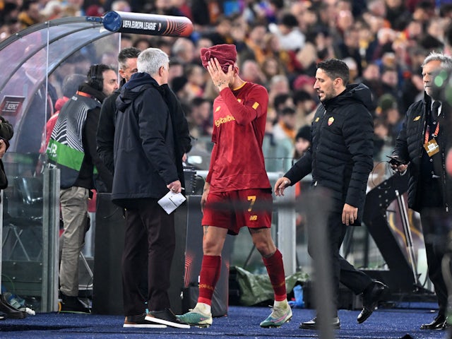 Roma's Lorenzo Pellegrini walks off the pitch after sustaining an injury on March 9, 2023