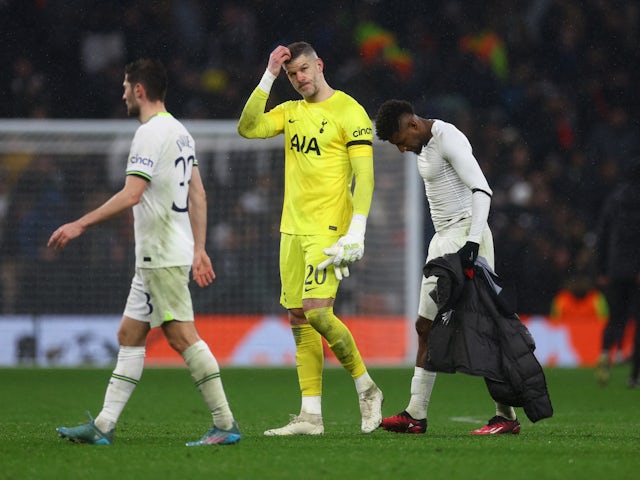 Los jugadores del Tottenham Hotspur parecen abatidos tras su salida de la Liga de Campeones el 8 de marzo de 2023