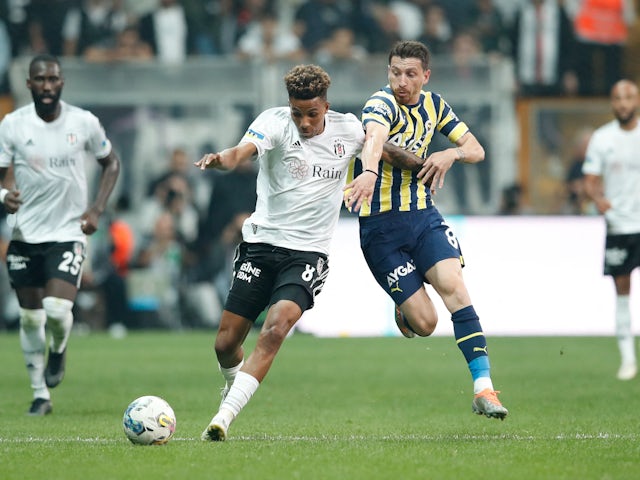Beşiktaşlı Gedson Fernandes, 2 Ekim'de Fenerbahçe'den Mert Yandaş ile oynadığı maçta,