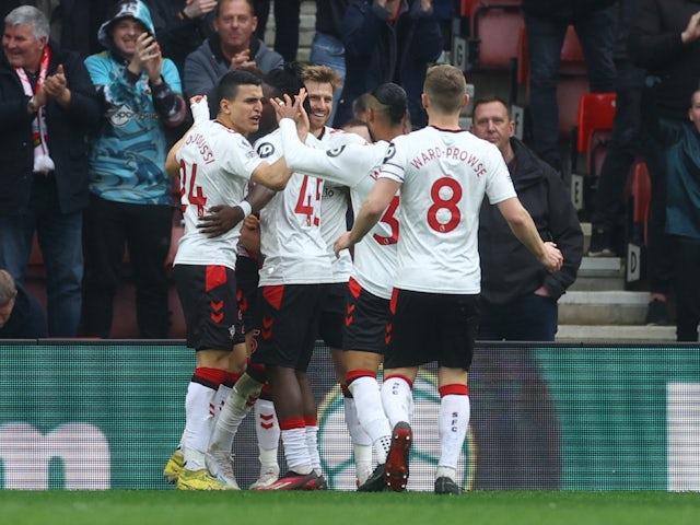 Tottenham throw away two-goal lead in chaotic Southampton draw