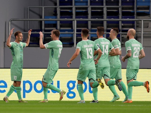 Jucătorul belarus Ivan Bukhar sărbătorește că a marcat primul său gol cu ​​colegii săi pe 25 septembrie 2022