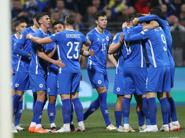 Rod Krunik z Bosny a Hercegoviny oslavuje strelenie prvého gólu so spoluhráčmi 23. marca 2023