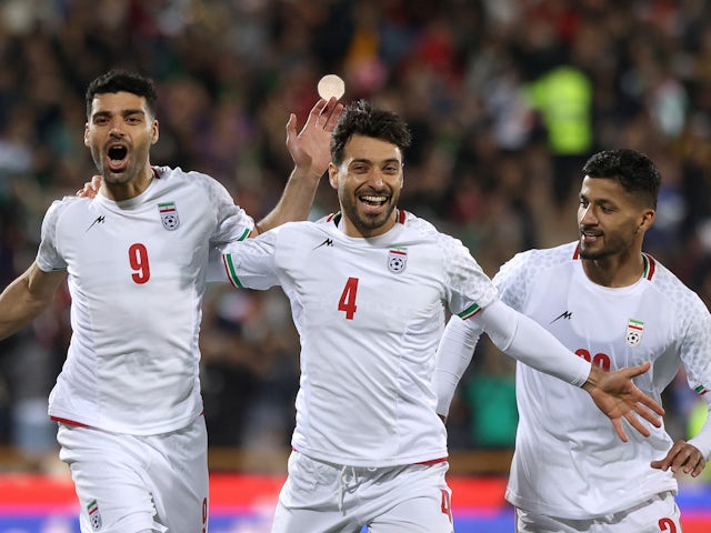 Mehdi Taremi người Iran ăn mừng khi ghi bàn thắng đầu tiên với Shoja Khalilzadeh vào ngày 23 tháng 3 năm 2023.