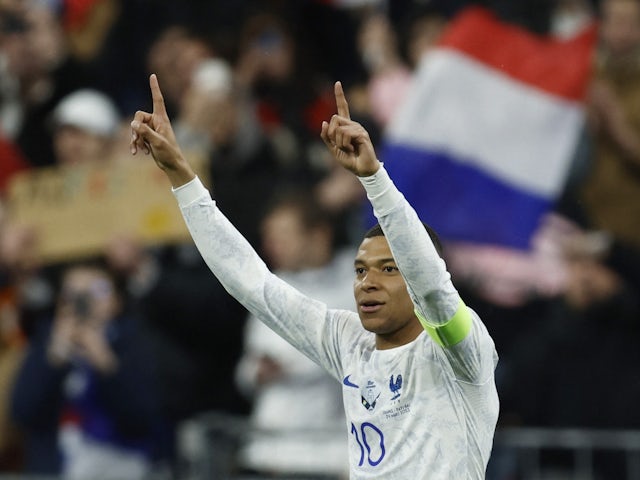 El francés Kylian Mbappé celebra marcar su tercer gol el 24 de marzo de 2023