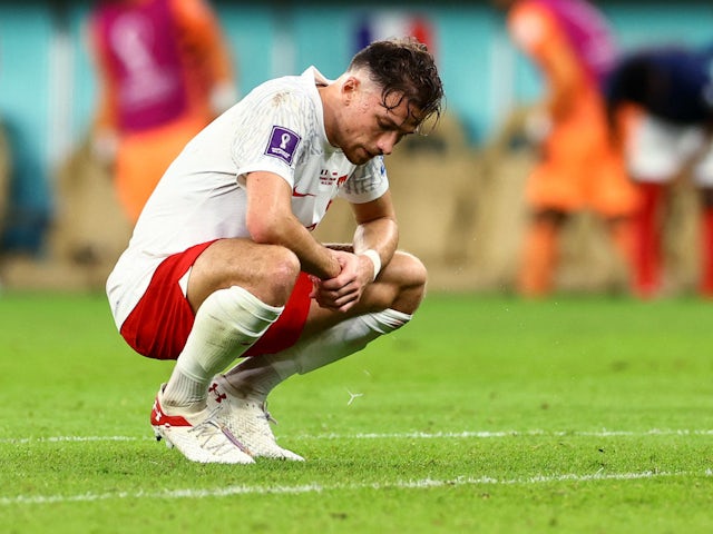 Matty Cash z Polski wygląda na przygnębionego po stracie drugiego gola 4 grudnia 2022 roku
