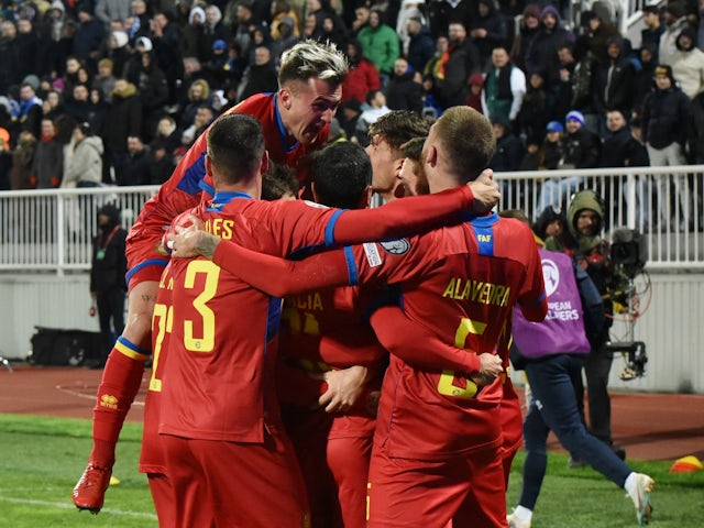 Albert Rosas din Andorra sărbătorește a marcat primul său gol cu ​​colegii săi pe 28 martie 2023