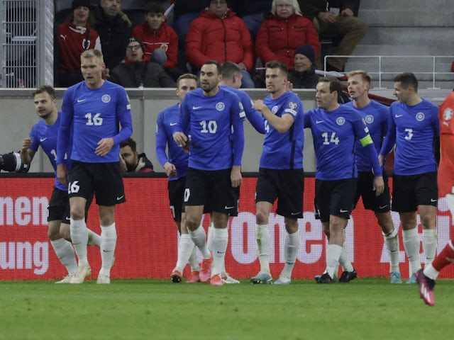 Estoński zawodnik Rauno Sabinen świętuje zdobycie pierwszego gola z kolegami z drużyny 27 marca 2023 r.