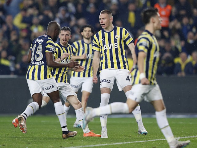 Fenerbahçeli Enner Valencia, 2 Nisan 2023'te takım arkadaşlarıyla ilk golünü atmanın sevincini yaşıyor.