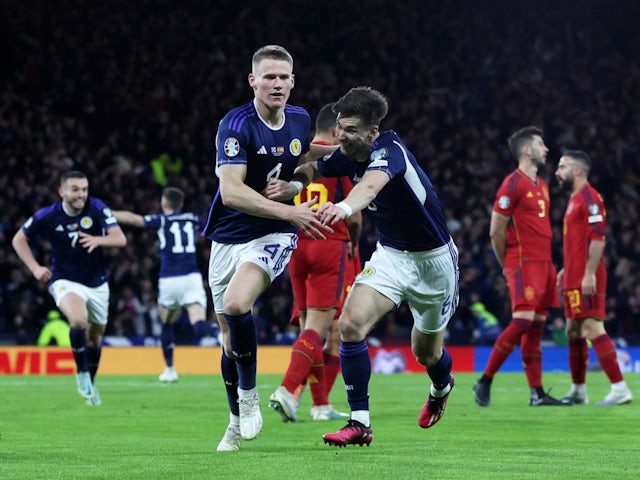 Scott McTominay de Escocia celebra marcar su segundo gol con Kieran Tierney el 28 de marzo de 2023