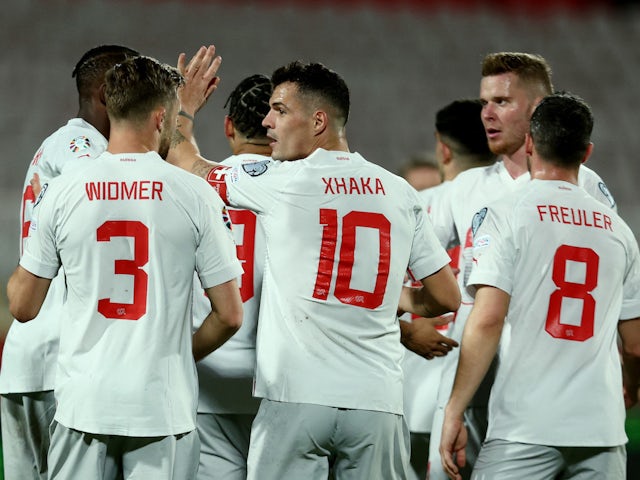 Elvețianul Granit Xhaka sărbătorește a marcat al patrulea gol cu ​​colegii săi pe 25 martie 2023