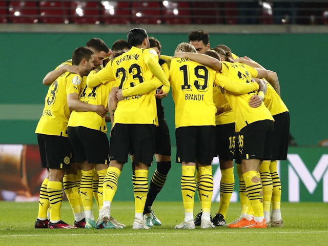 Borussia Dortmund team huddle before the match on April 5, 2023