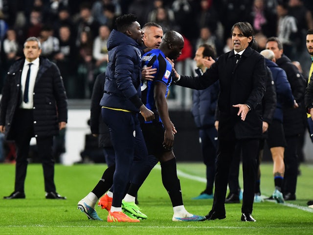 Inter Milan's Romelu Lukaku with Andre Onana and coach Simone Inzaghi after being sent off on April 4, 2023