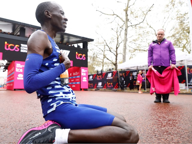 Kenya's Kelvin Kiptum celebrates winning the London Marathon on April 23, 2023)