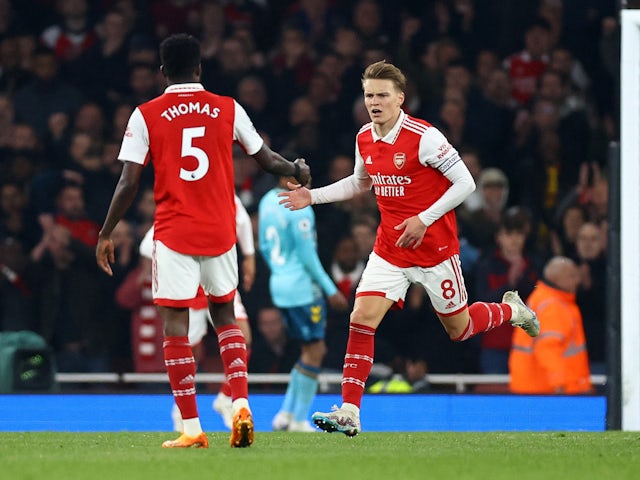 Arsenal score two late goals in chaotic Southampton draw
