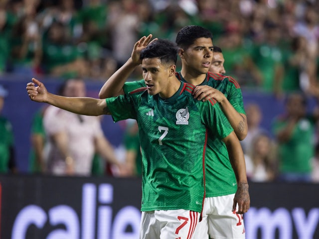 El mediocampista mexicano Uriel Antona (7) celebra con sus compañeros tras marcar un gol contra Estados Unidos el 20 de abril de 2023