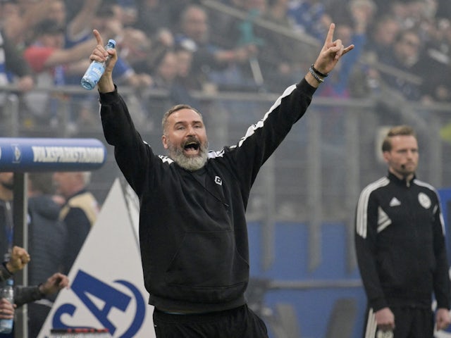 Hamburg SV coach Tim Walter celebrates their second goal on April 21, 2023