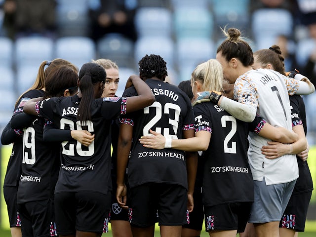 West Ham United Women players huddle before the match on April 23, 2023