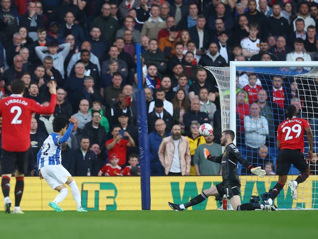 Brighton & Hove Albion's Kaoru Mitoma shoots at goal against Manchester United on May 4, 2023