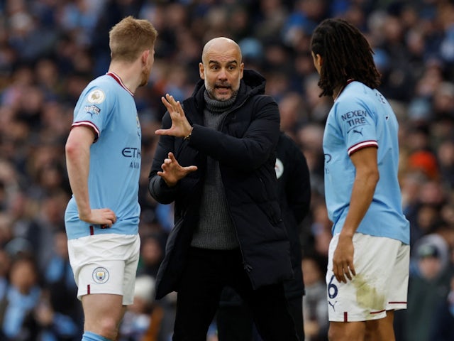 Manchester City manager Pep Guardiola talks to Kevin De Bruyne and Nathan Ake on January 22, 2023