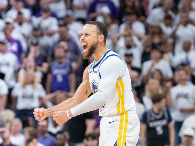 Record-breaker Curry propels Warriors into Conference semi-finals
