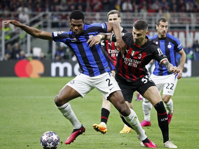 Denzel Dumfries van Inter Milan in een wedstrijd tegen Rade Krunic uit Milaan op 10 mei 2023.