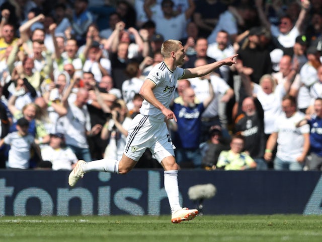 Ten-man Leeds hold Newcastle in four-goal thriller