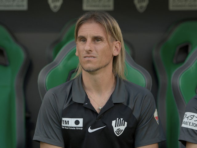 Elche coach Sebastian Beccacece before the match on May 14, 2023