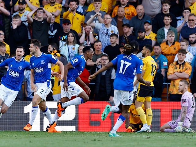 Dramatic late Yerry Mina equaliser earns Everton a vital point at Wolves