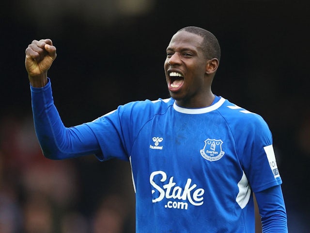 Abdoulaye Doucoure signs new Everton contract until 2025