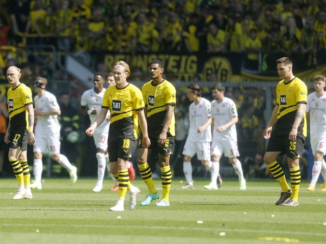Borussia Dortmund's Sebastien Haller and teammates look dejected after 1.FSV Mainz 05's Andreas Hanche-Olsen scores their first goal on May 27, 2023